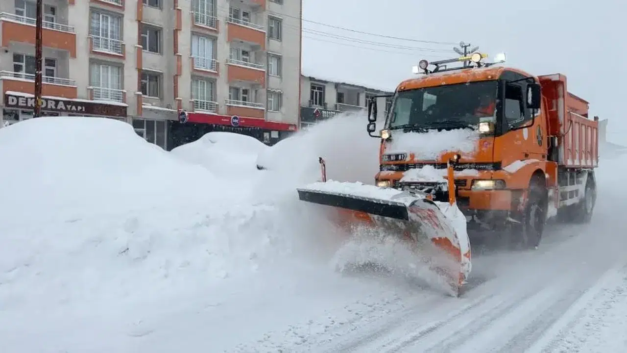 Yüksekova kara gömüldü...Kar kalınlığı yarım metreyi aştı!