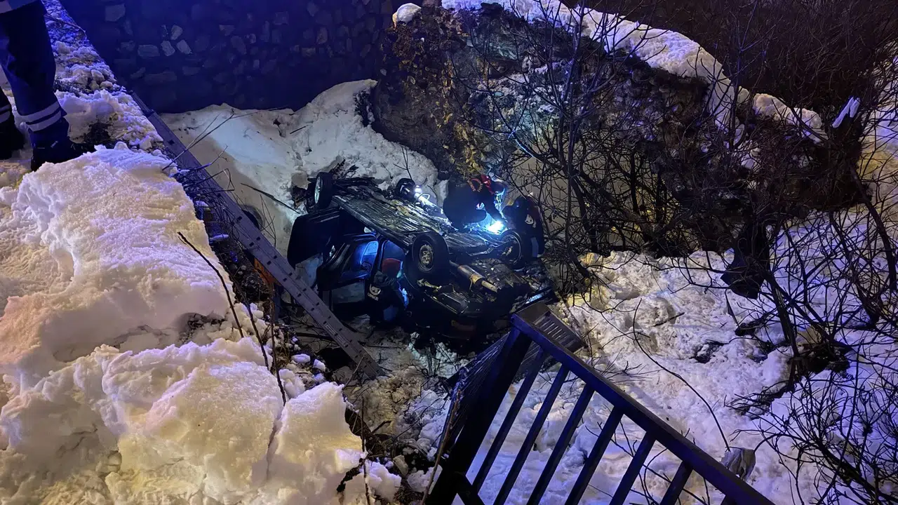 Direksiyon hakimiyeti kayboldu, otomobil köprüden düştü