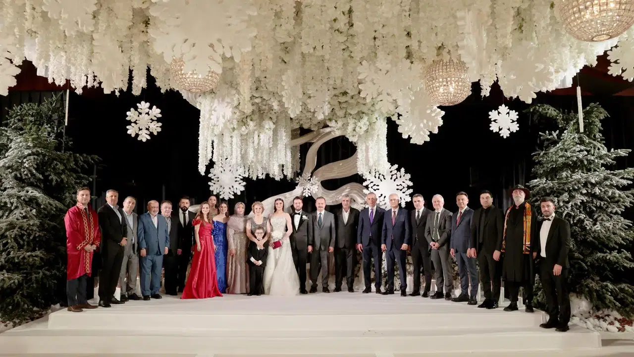 Boğaz’da yıldızlar geçidi: Fatih Dağ ve Sevgi Uçar’ın düğünü göz kamaştırdı