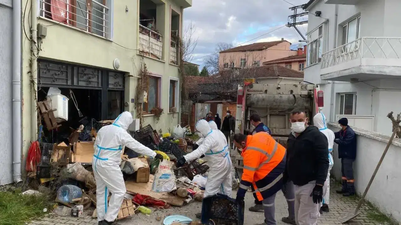 Ev değil atık deposu: Bursa'da çöpler kamyonlara sığmadı!