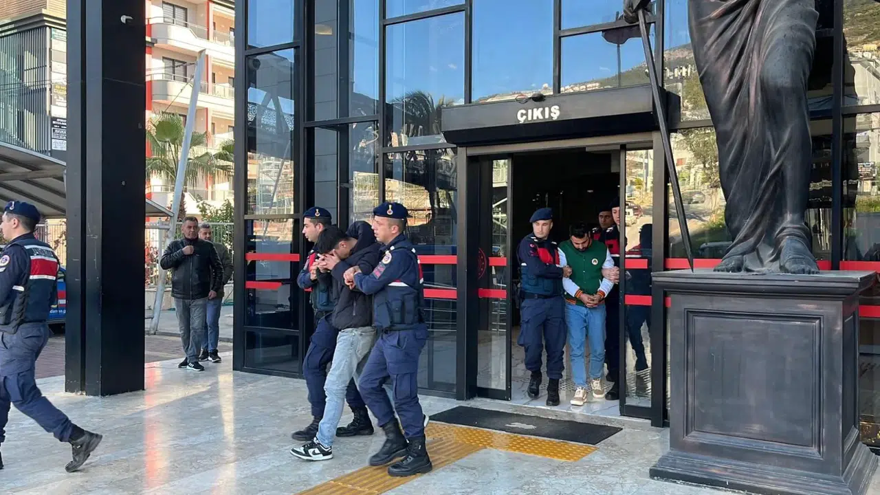 Alanya’da polise motosikletle saldırıp o anları paylaştılar... Yakayı ele verdiler!