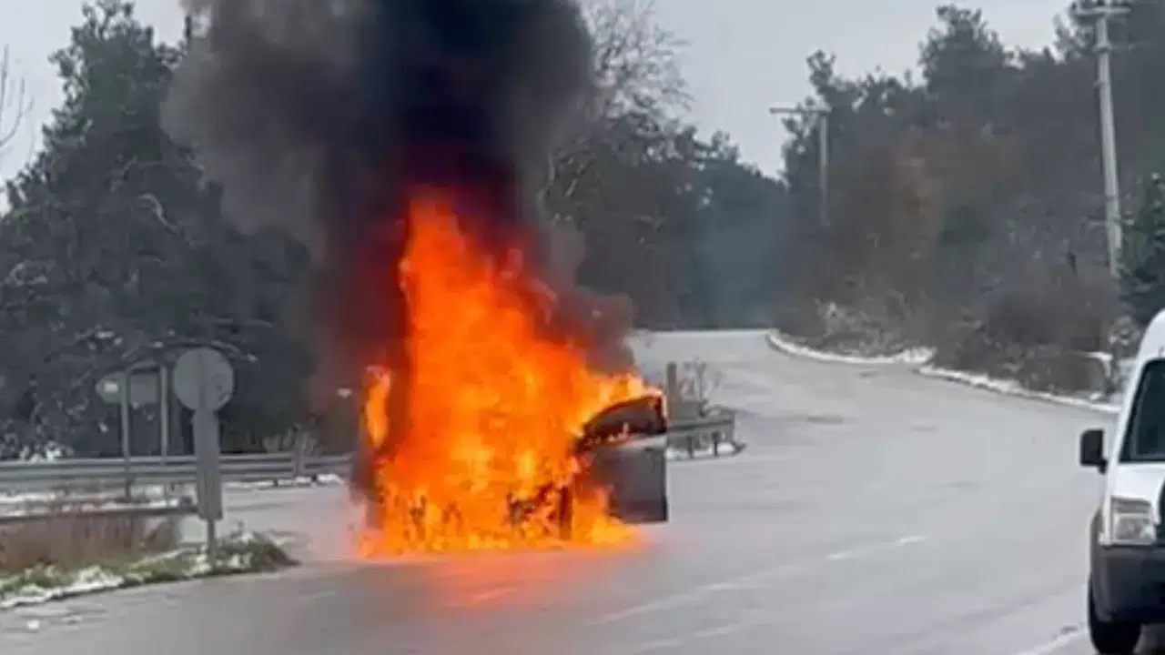 Bursa’da seyir halindeki araç alev aldı... sürücü 'zaten satacaktım' diyerek izledi!