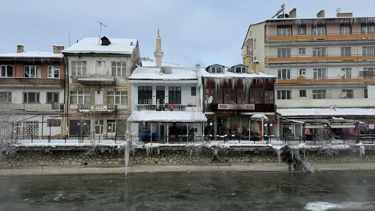 Bayburt buz kesti! Termometreler eksi 18’i gösterdi