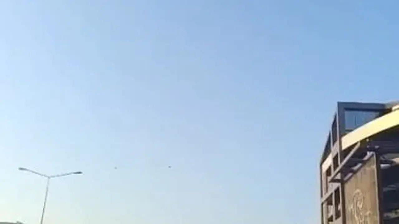 Bir anlık acele, birkaç araçlık hasar... Ankara’da trafik kurallarıyla imtihan anı kamerada!