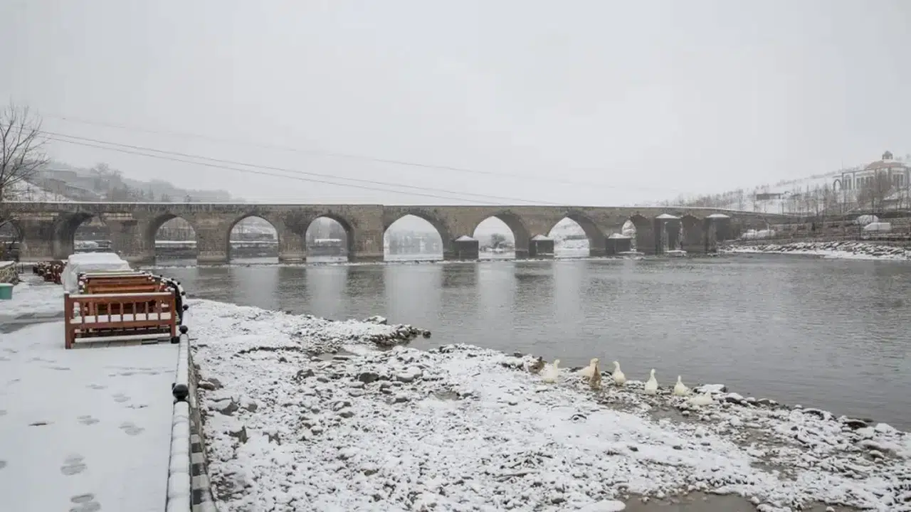 Saat verildi... Diyarbakır’da kar yağışı gece yarısından itibaren etkili olacak!