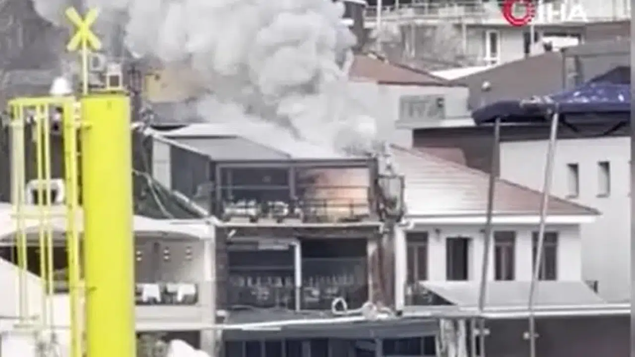 İstanbul’un göbeğinde alevler yükseldi: 3 katlı iş yerinde yangın çıktı!