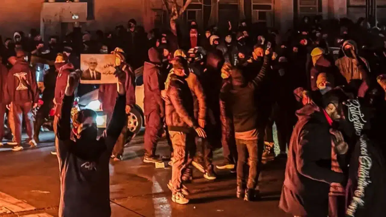 İran dayanışma eylemi facianın eşiğinden döndü: Kamyonet kalabalıkta dehşet saçtı!