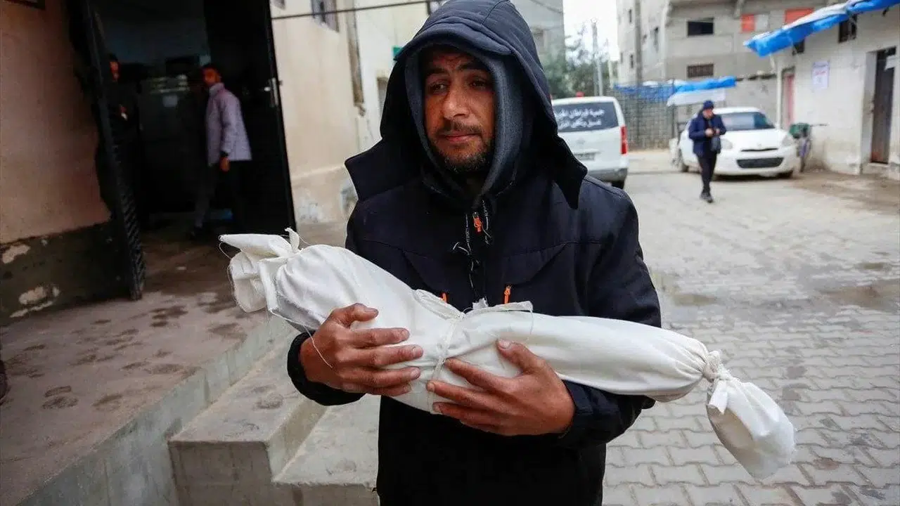 Ateşkes var, hayat yok: Gazze’de soğuk 12 günlük bebeği aldı!