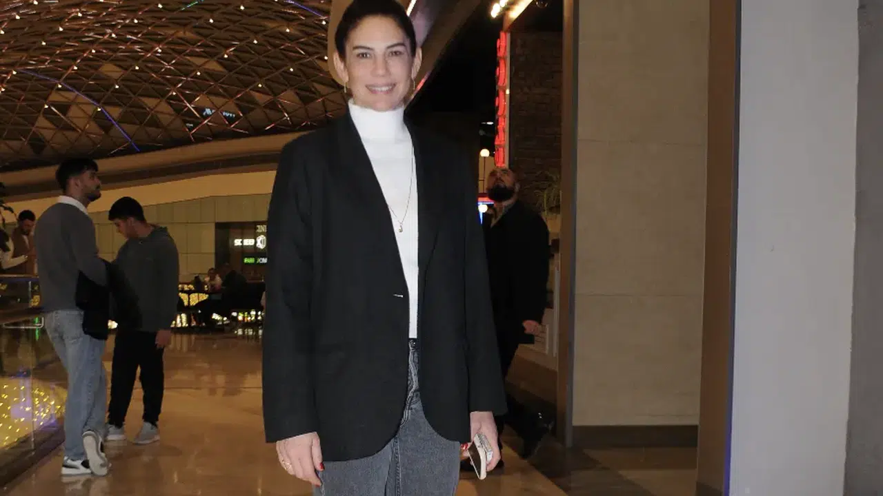 Zeynep Beşerler dönüyor! Hem sahnede hem ekranda olacak