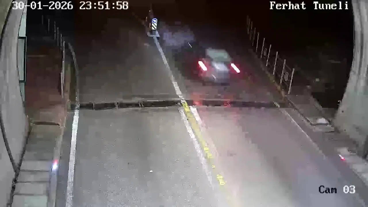 Amasya’da otomobil tünelden çıktı, valilik binasına uçtu!