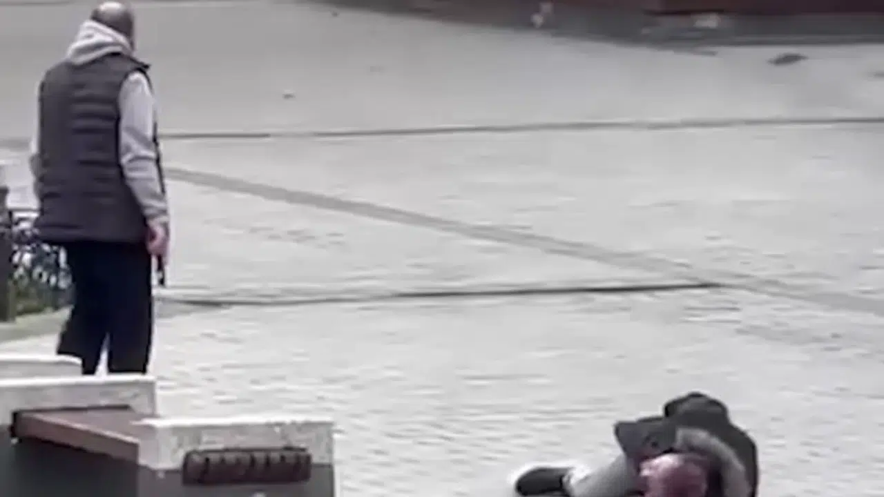 Mısır Çarşısı’nda dehşet anları... Silahla vurdu, başında bekledi!