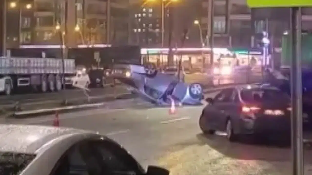 Diyarbakır’da korkutan kaza: Kontrolden çıkan araç refüje çarptı, ters döndü!