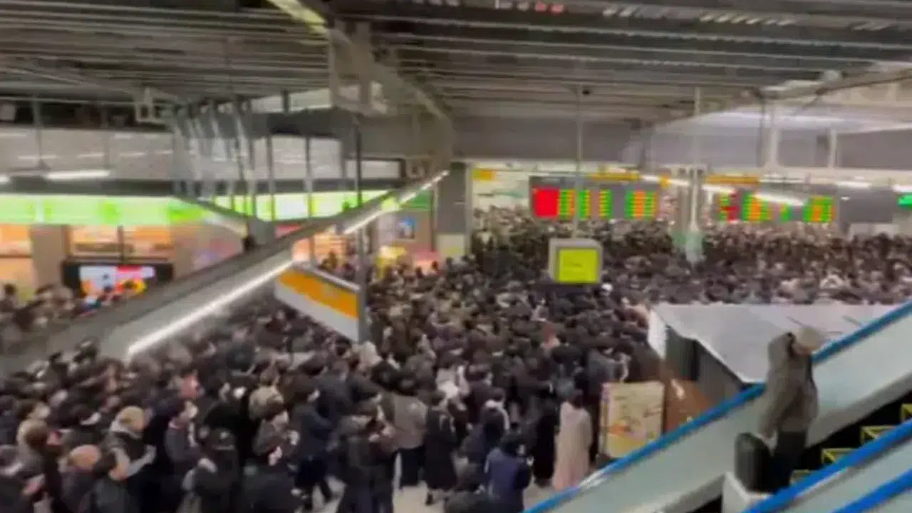 Elektrik kesildi, hayat durdu; Tokyo’da binlerce insan işe gidemedi!