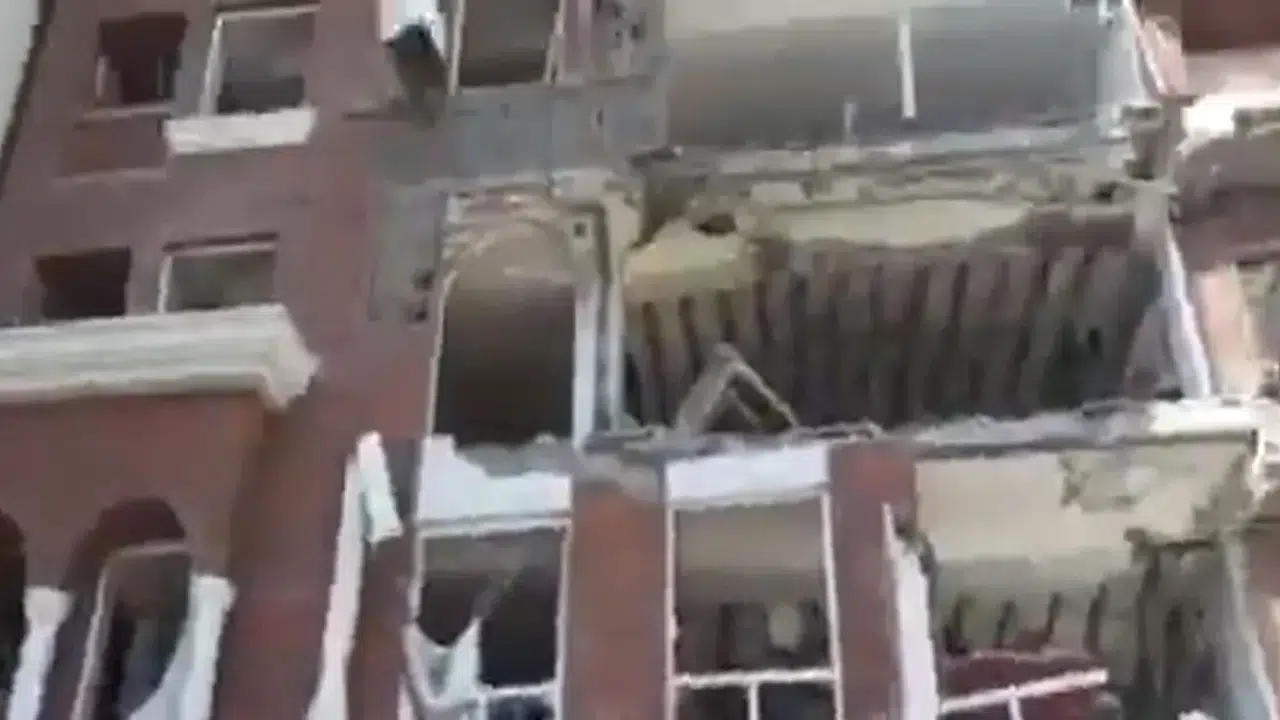 İran’da korku dolu anlar: Bandar Abbas’ta şiddetli patlama, kent alarma geçti!