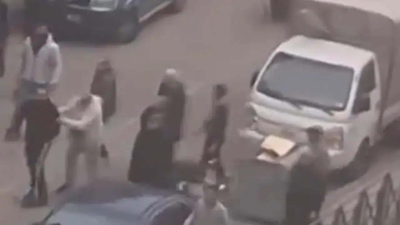 Yumruklar havada uçuştu! Kavga kontrolden çıktı, vatandaşlar araya girdi