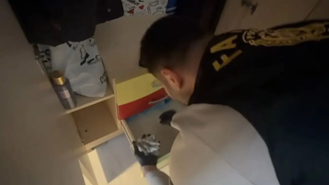 Gündüz gözüyle silahlı saldırı: Fatih'te eve kurşun yağdı!