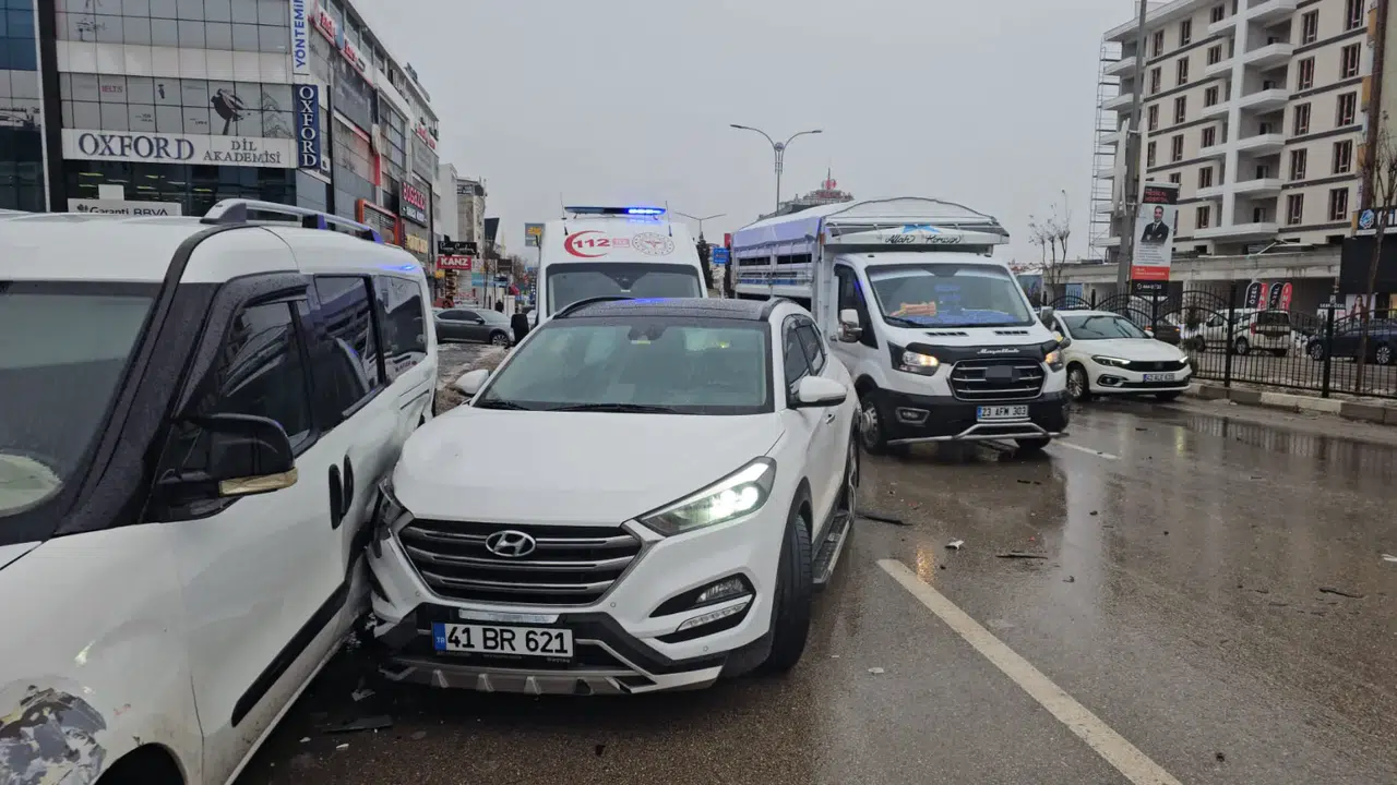 Elazığ’da trafik kazası bilardo maçına döndü... Araçlar sırayla çarpıştı, kaos çıktı!