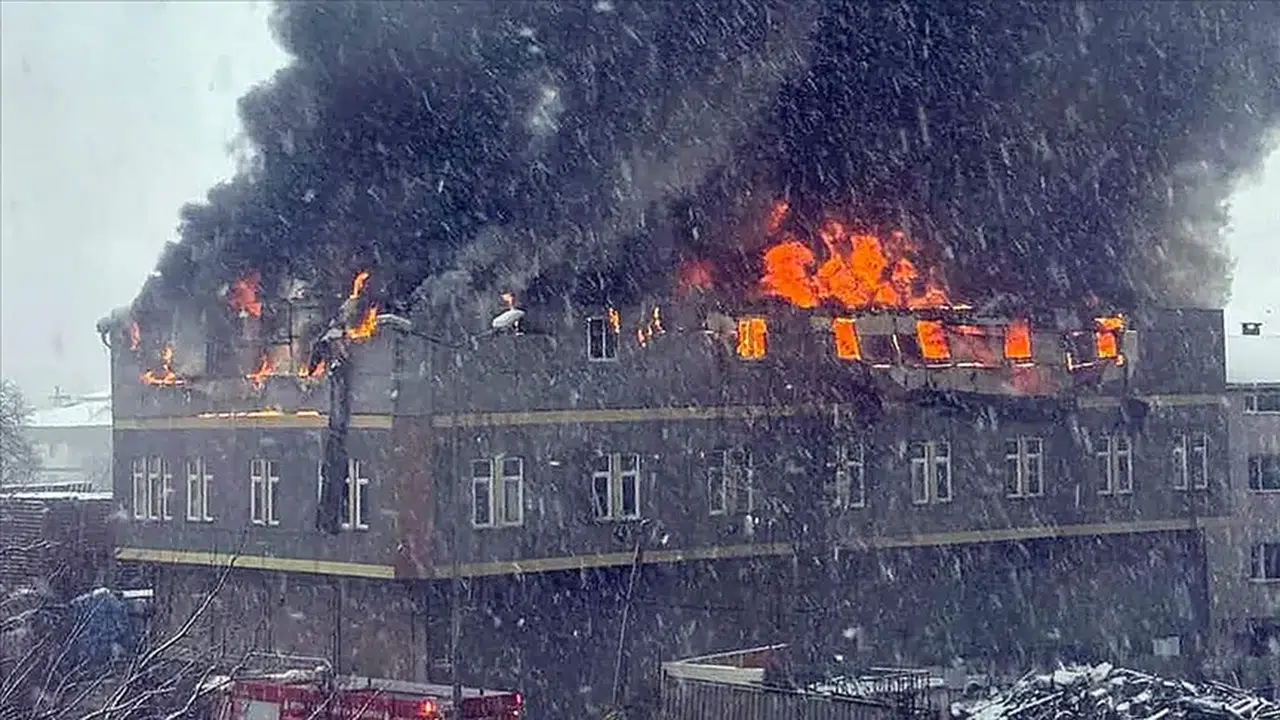 Tuzla’da fabrikada yangın: Çok sayıda itfaiye ekibi sevk edildi