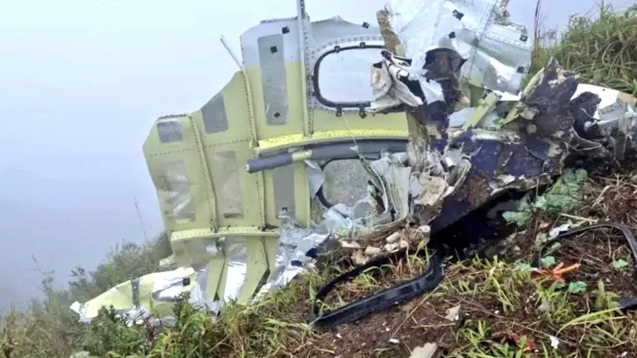 Radardan kaybolmuştu: Endonezya’daki kayıp uçaktan kötü haber geldi