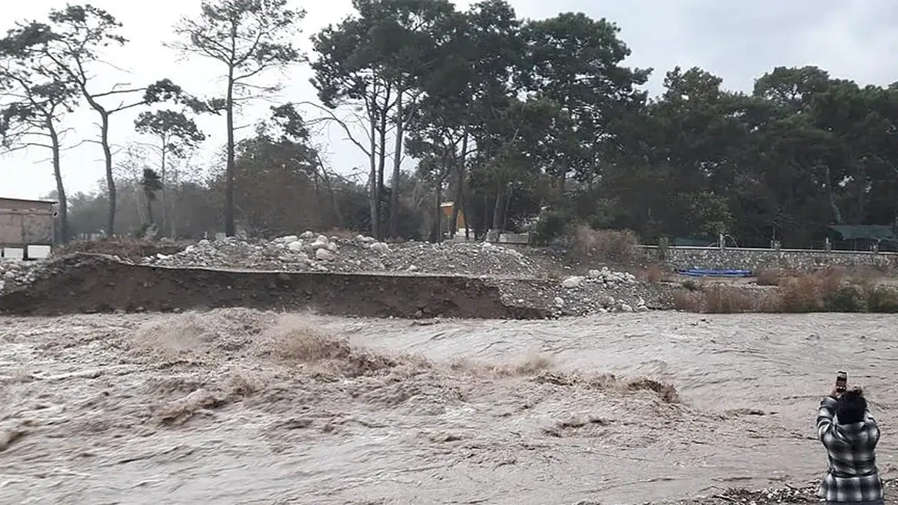 Antalya’da sel tehlikesi sürüyor: Meteoroloji’den çok kuvvetli yağış uyarısı, Pazartesi gününe dikkat!