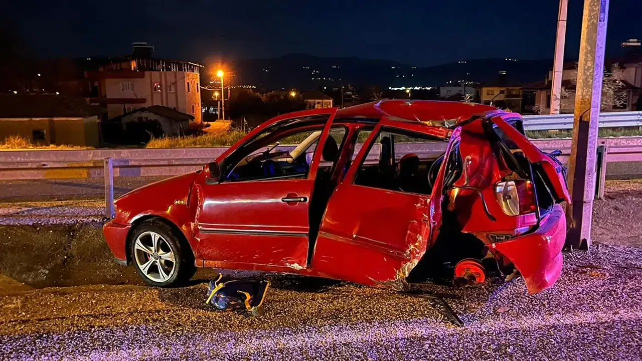 Manisa’da yürek burkan kaza! Otomobil direğe çarptı, bir aile dağıldı...