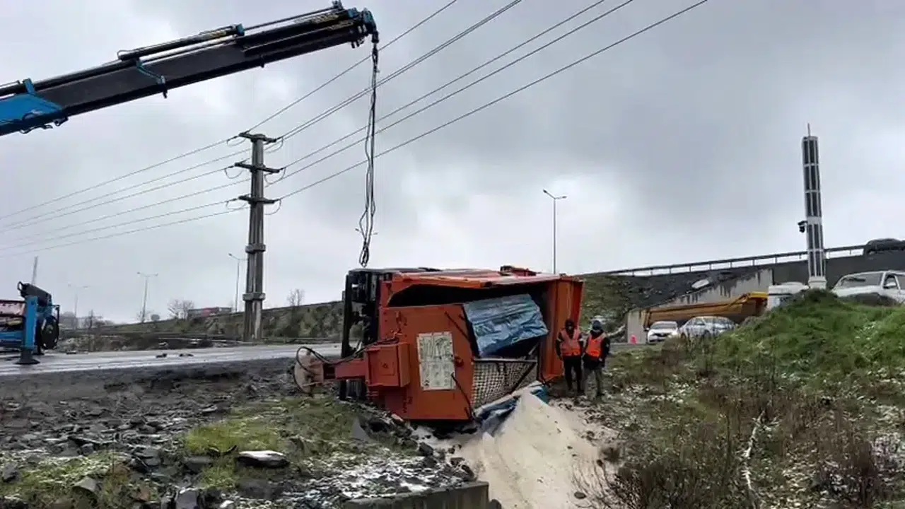 Kar temizlerken kaza yaptı: Eyyüpsultan’da küreme aracı yan yattı!