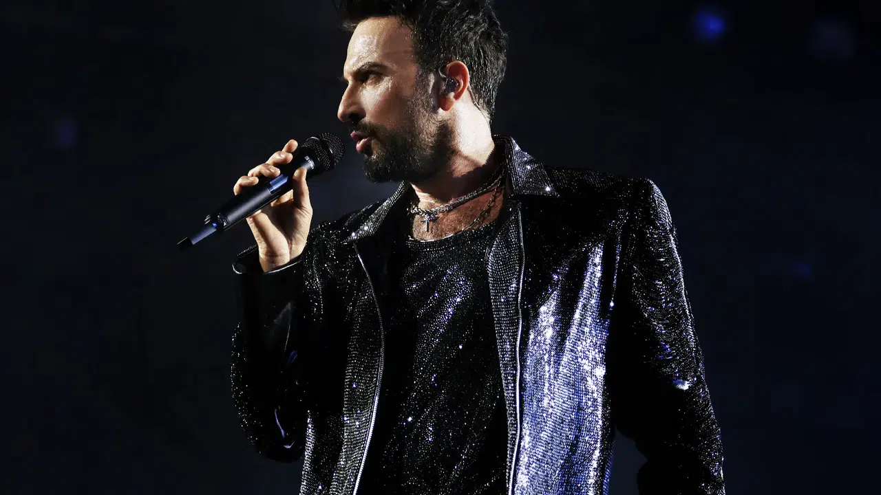 Tarkan’dan eşine 'Beni Çok Sev' sürprizi! Seyirciler gözyaşlarını tutamadı