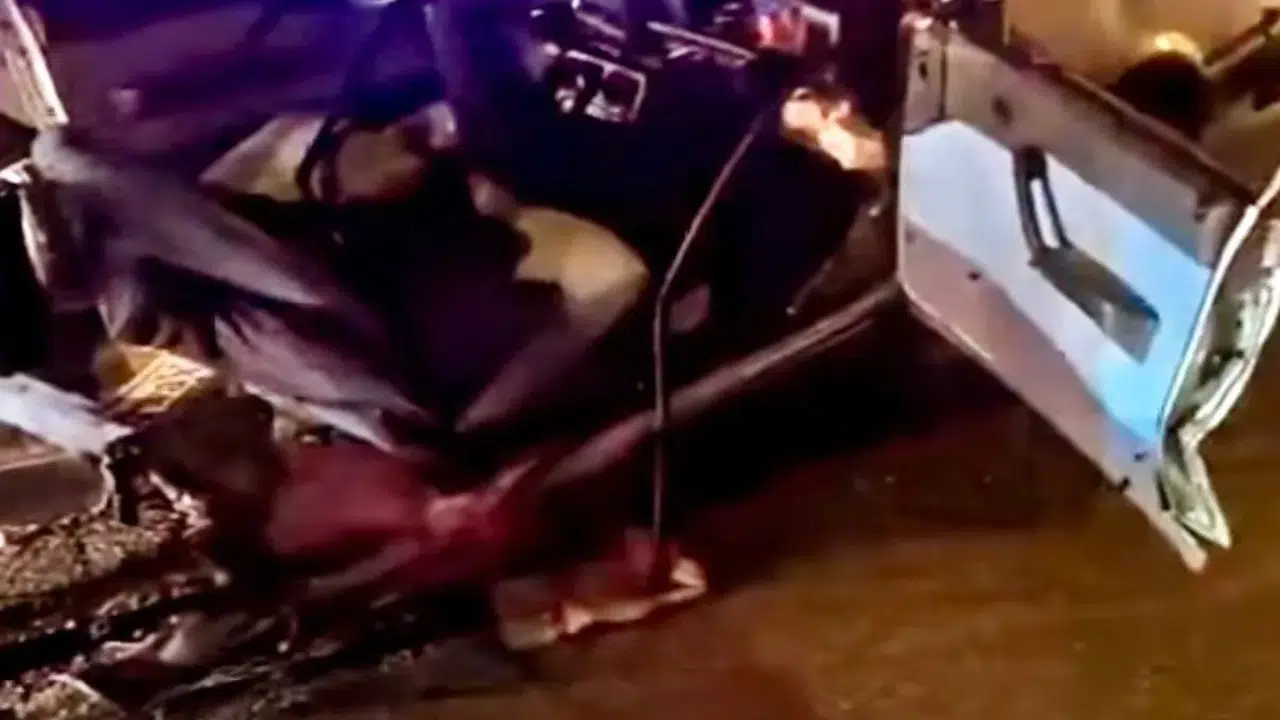 Otomobil ortadan ikiye bölündü! 4 kişi hastanelik oldu...