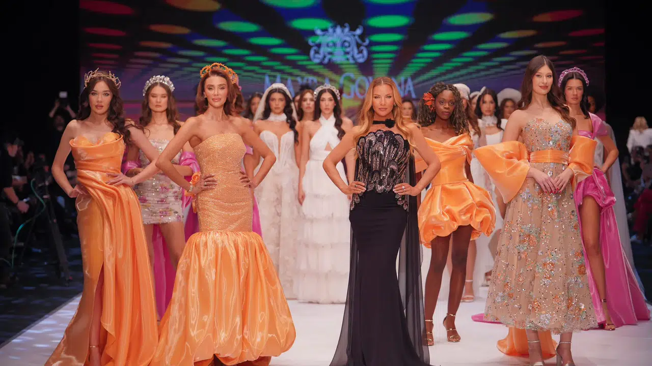 Ceren Arslan ilk kez podyumda, Özge Ulusoy yanındaydı! İzmir'de göz dolduran gece