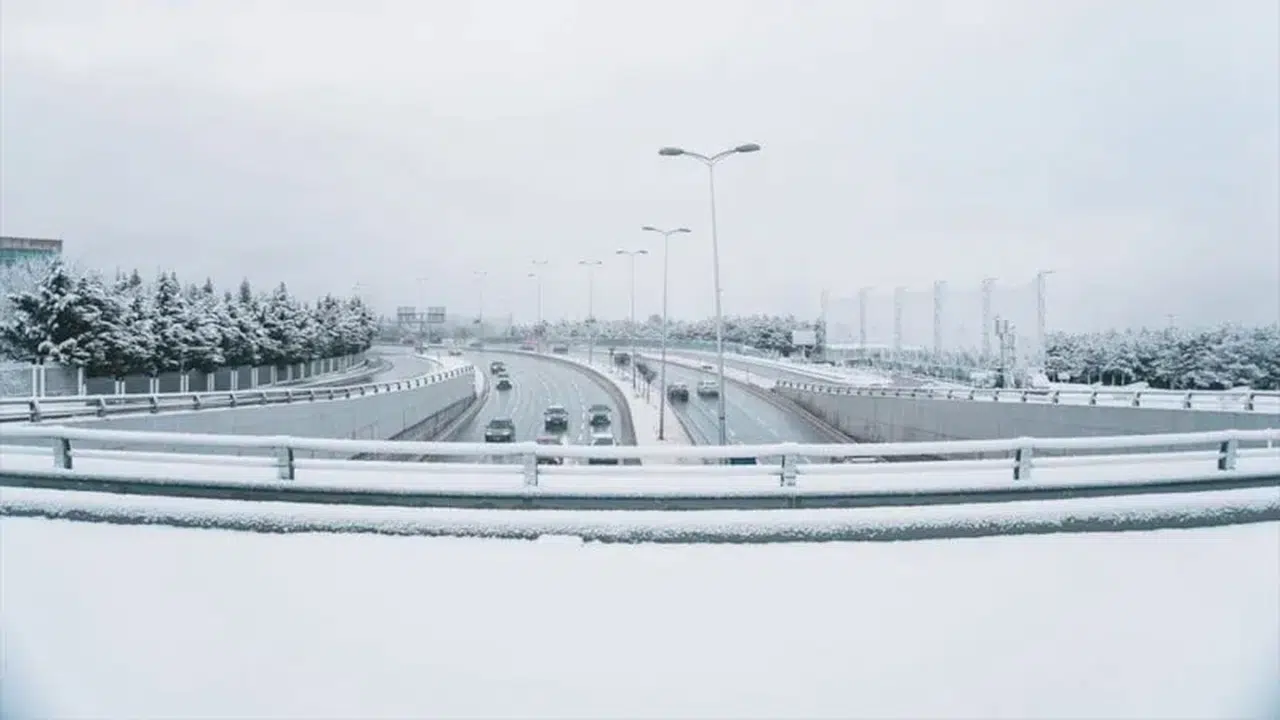 Ankara’da Yağmurla Başlayan Gece, Sabah Kar Manzarasına Döndü!