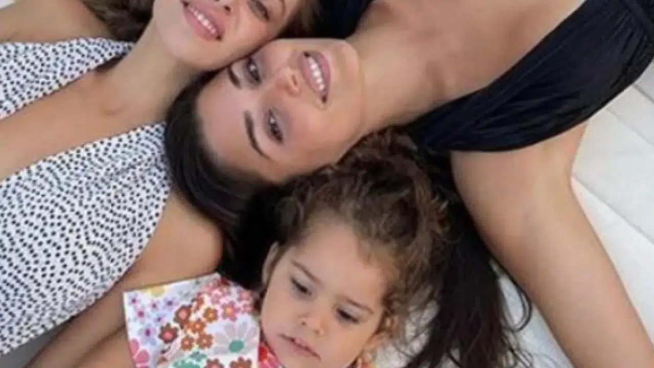 Hande Erçel’in teyzelik halleri olay oldu... Şöhreti bir kenara bıraktı!