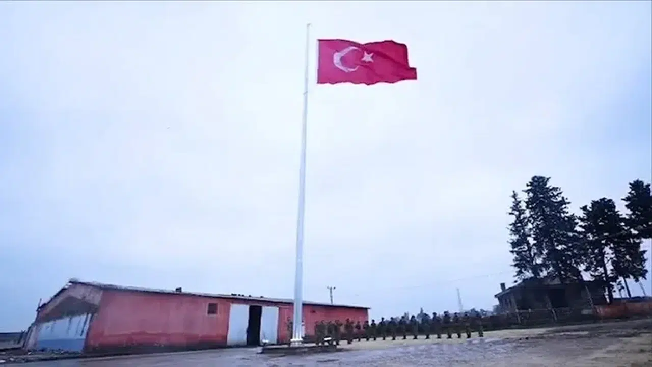 Hudut karakolunda gurur: Türk Bayrağı sıfır noktada göndere çekildi!