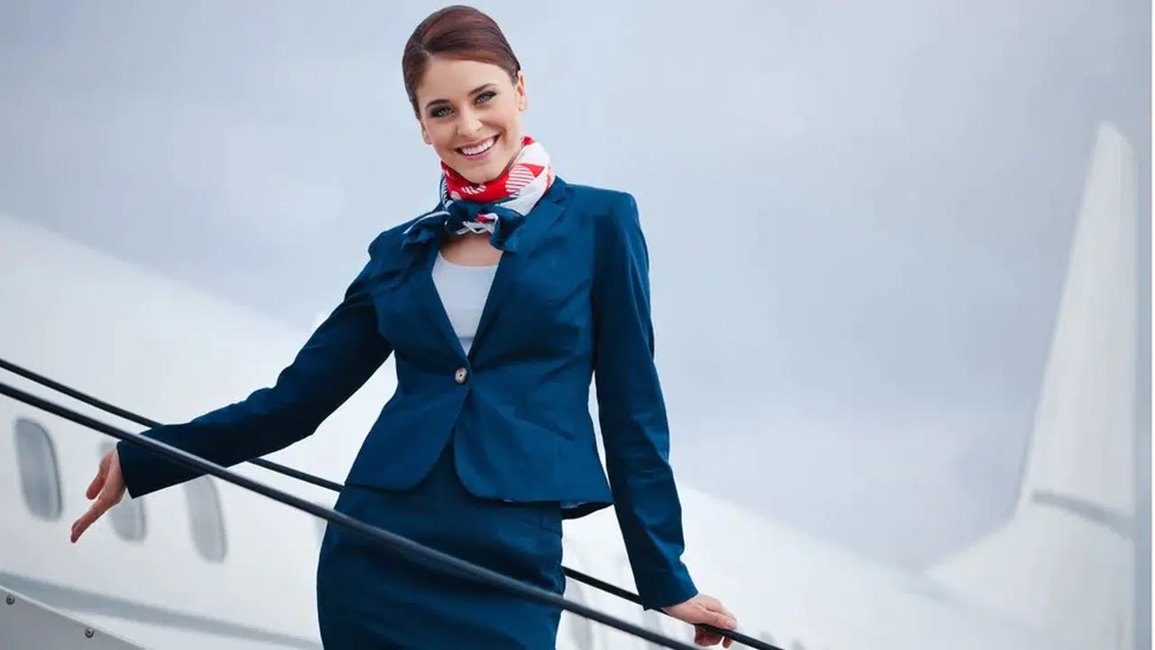 2026 Türkiye’de Hostes Maaşları Ne Kadar? THY, Pegasus, SunExpress, AnadoluJet (AJet) ve Emirates Kabin Memuru Maaşları