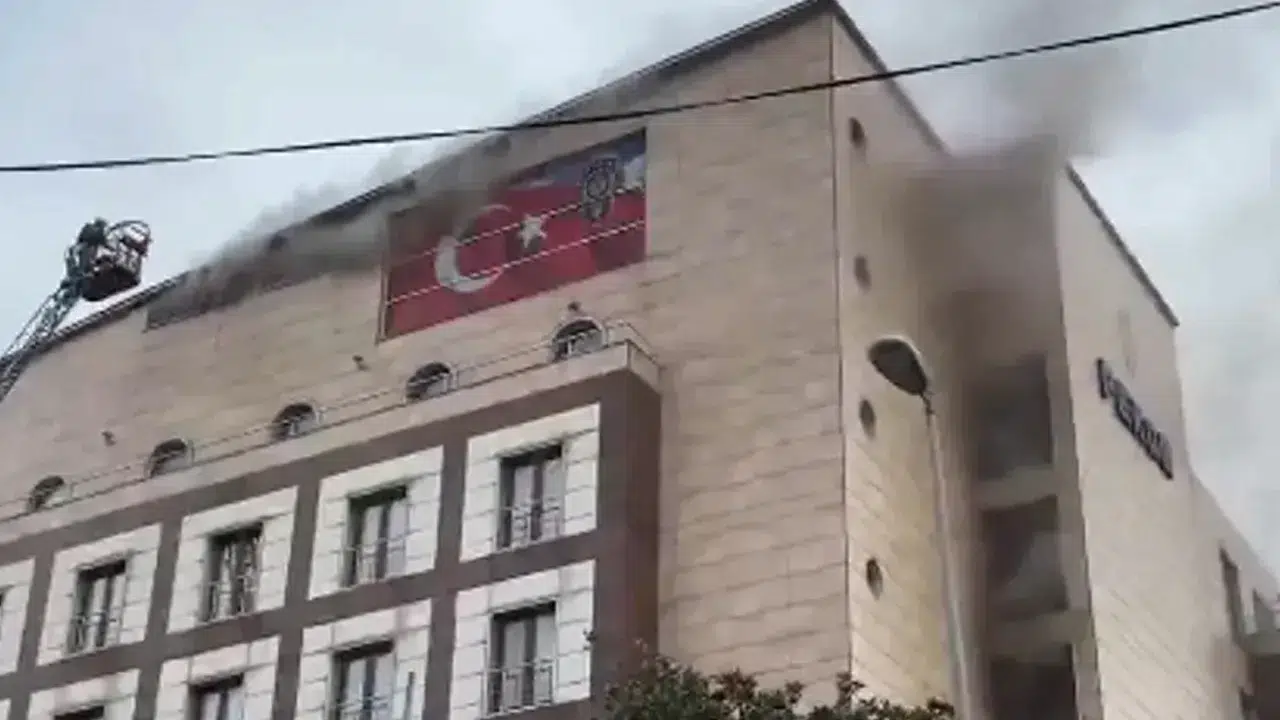 Merter Polisevi’nde korkutan yangın, çok sayıda ekip bölgede
