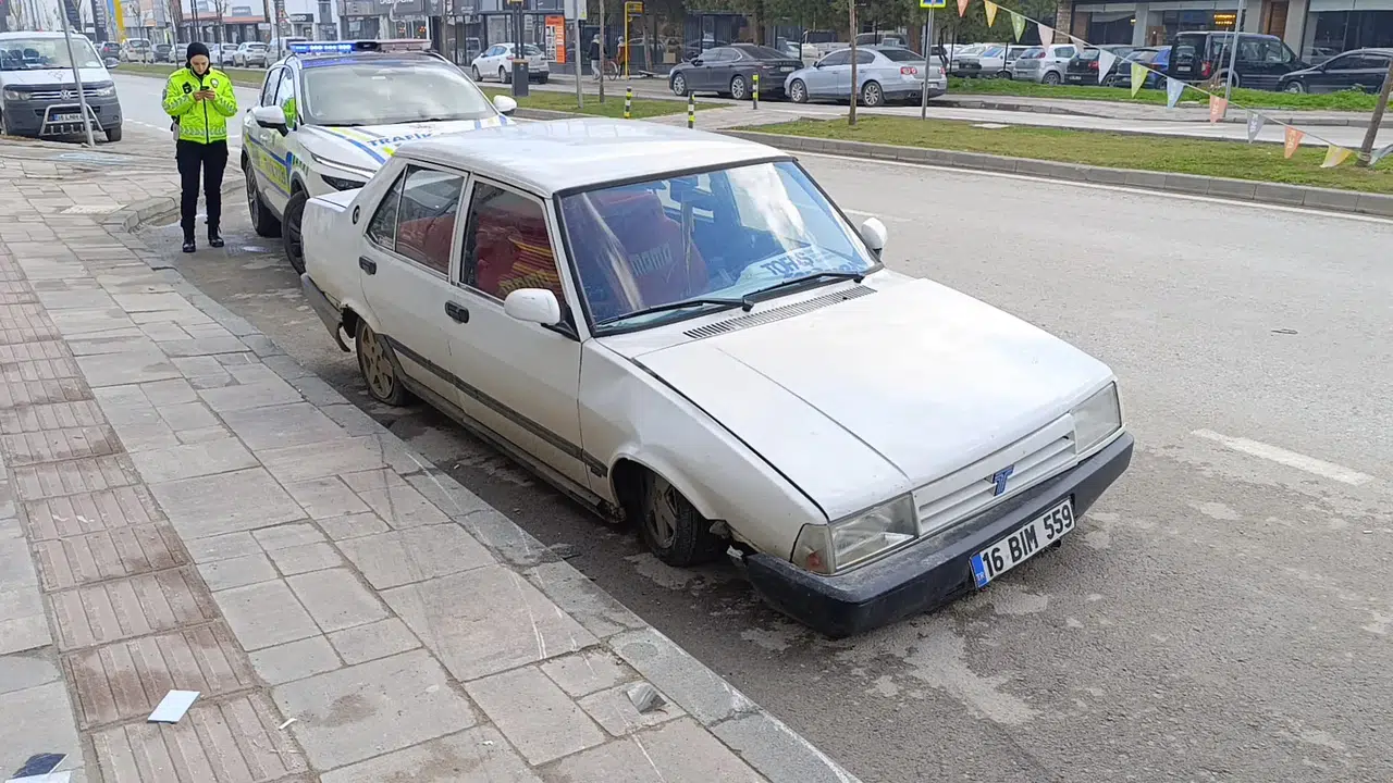 Bursa’da ehliyetsiz sürücü kaldırıma çarptı, cezadan kaçamadı!