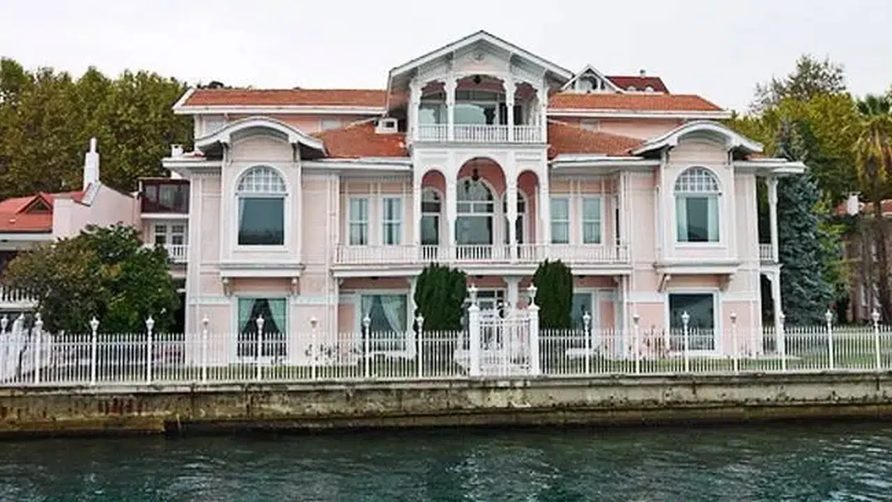 Burhanettin Sezerar Yalısı sahibi kim, içi nasıl, kaç yıllık? Başyapıt rekor bedelle satışta