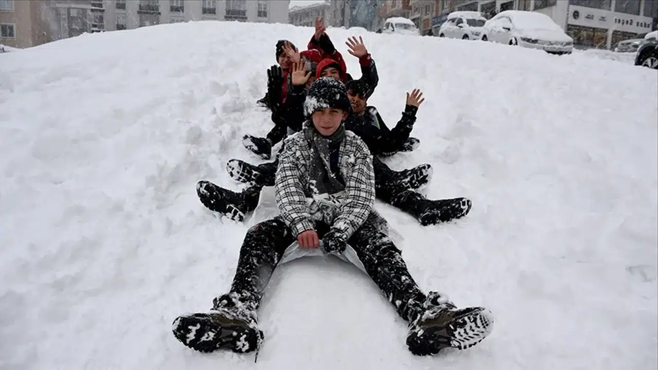 Kar alarmı sonrası Erzurum’da 23 Şubat okullar tatil edildi mi, Valilik açıklaması geldi mi, Pazartesi ders yapılacak mı?