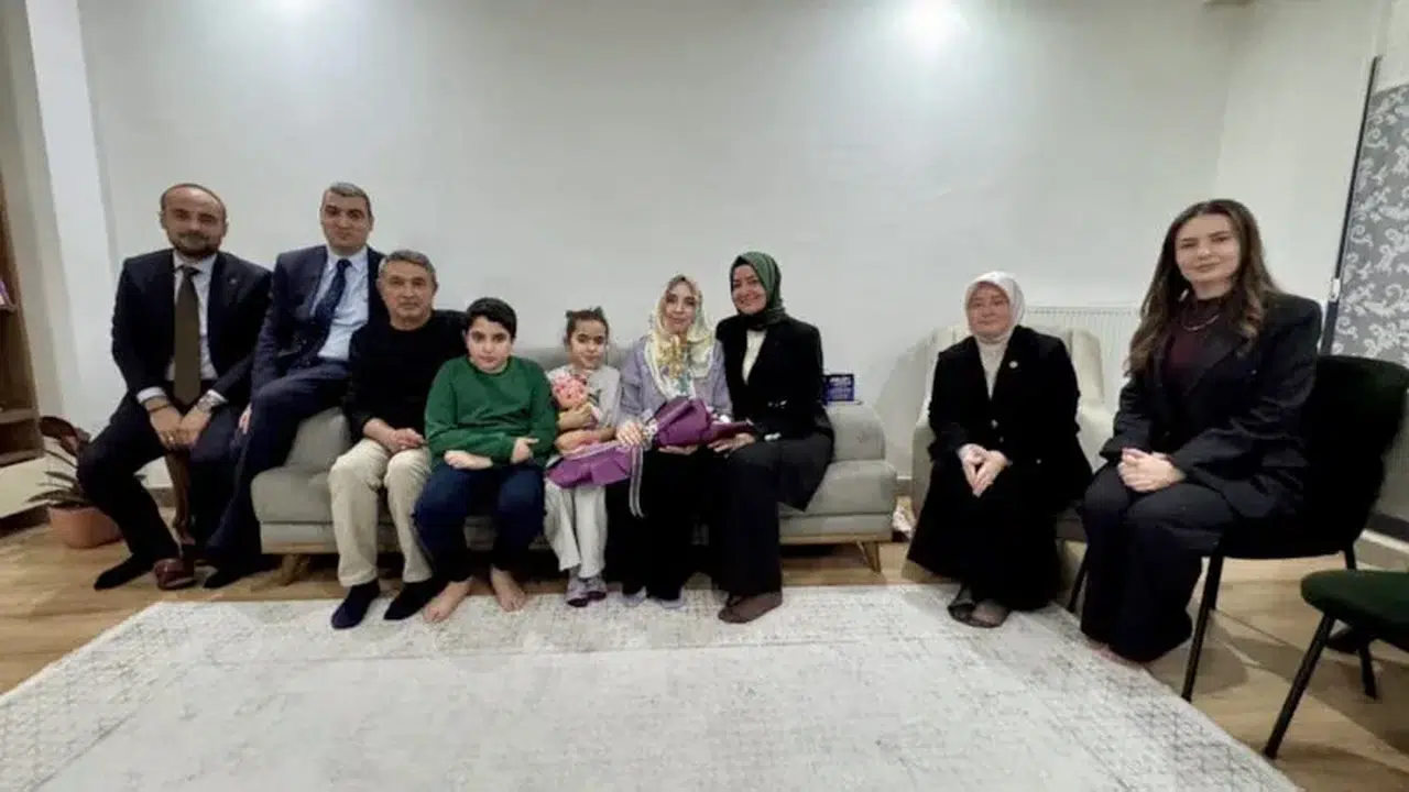 AK Parti’den Depremzede Aileye İftar Ziyareti! 455 Bin Konut Teslim Edildi