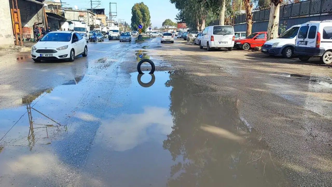 CHP’li Adana Büyükşehir yine sınıfta kaldı: Yol çukurunu vatandaş kapattı!