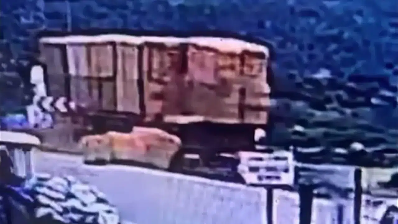 Tırdan düşen balyalar hayatı sildi! O anın görüntüleri ortaya çıktı