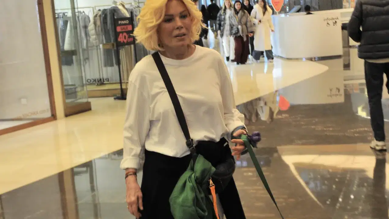 Semiramis Pekkan akşam saatlerinde AVM’de mağaza turlarında