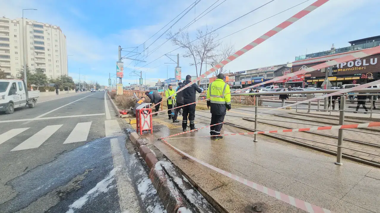 Kayseri'de araç kontrolden çıktı, yaya refüjüne daldı!