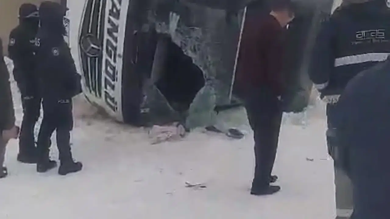 Ağrı'da yoğun buzlanma facia getirdi! Yolcu otobüsü devrildi, bölgede can pazarı