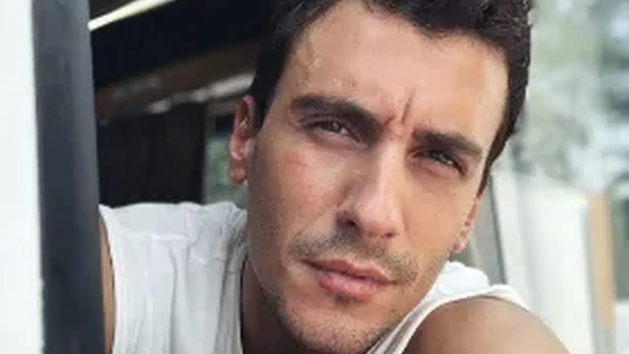 Doktorlar Başka Hayatta Toprak kim, Bertan Asllani kaç yaşında, nereli, boyu kaç, tv dizileri ve kariyeri