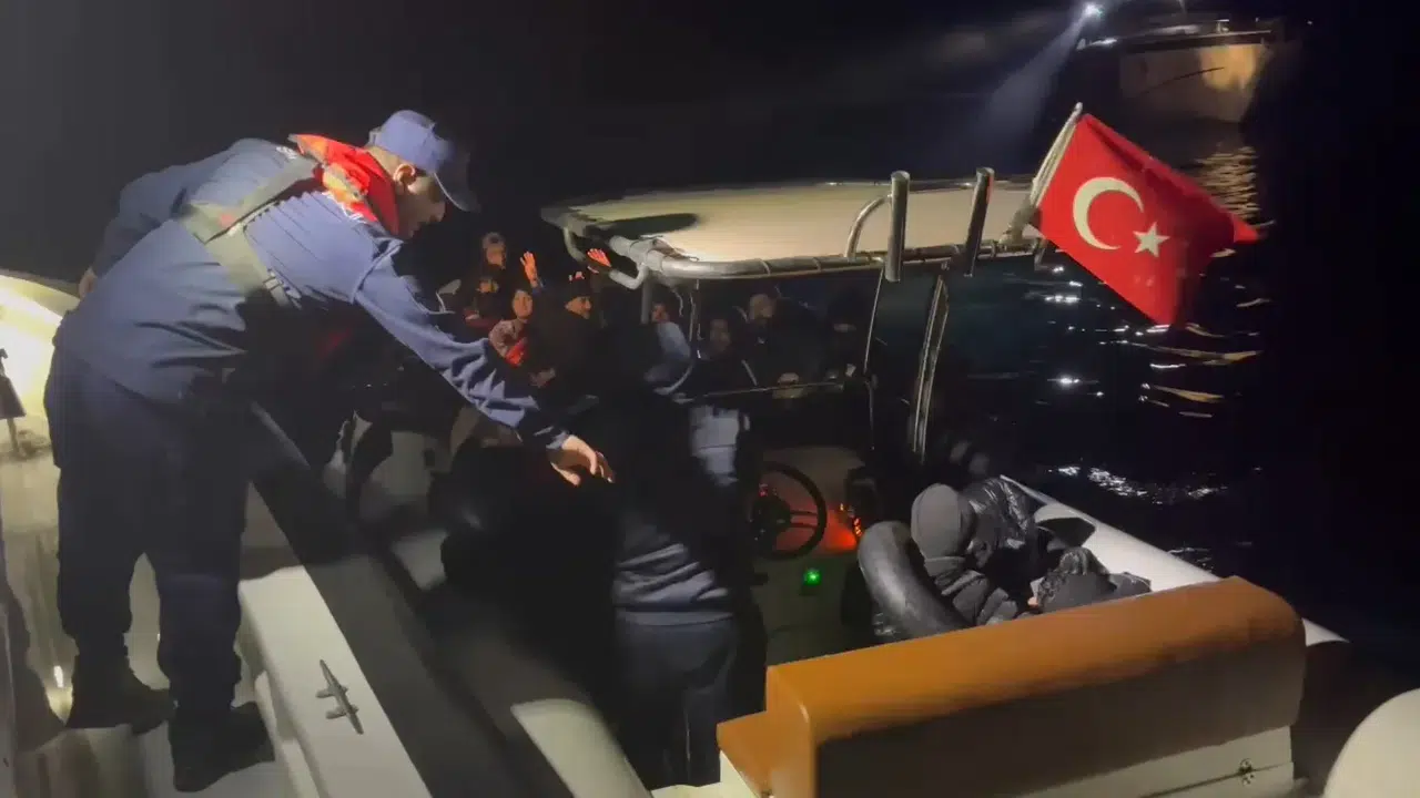 İzmir'de insan kaçakçılığına darbe! Lastik botta 41 kişi