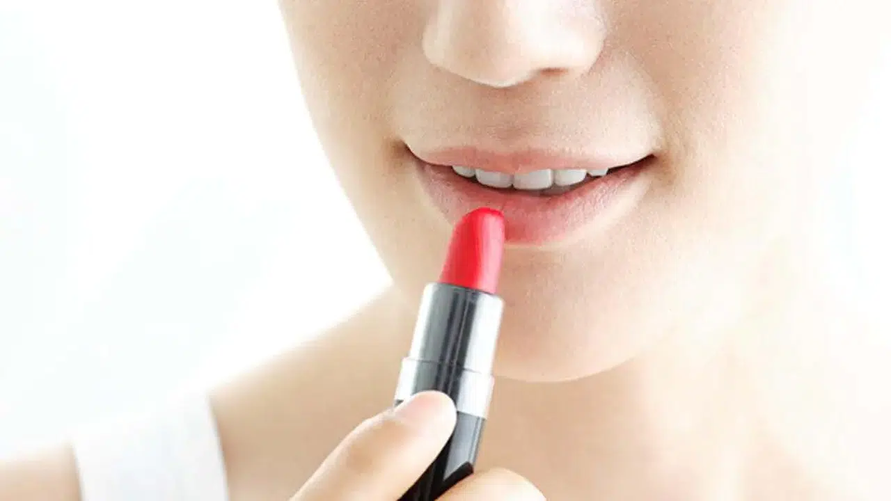 Ruj sürmek orucu bozar mı, makyaj yapmak orucu etkiler mi? Ramazan ayına yaklaşırken sorular arttı