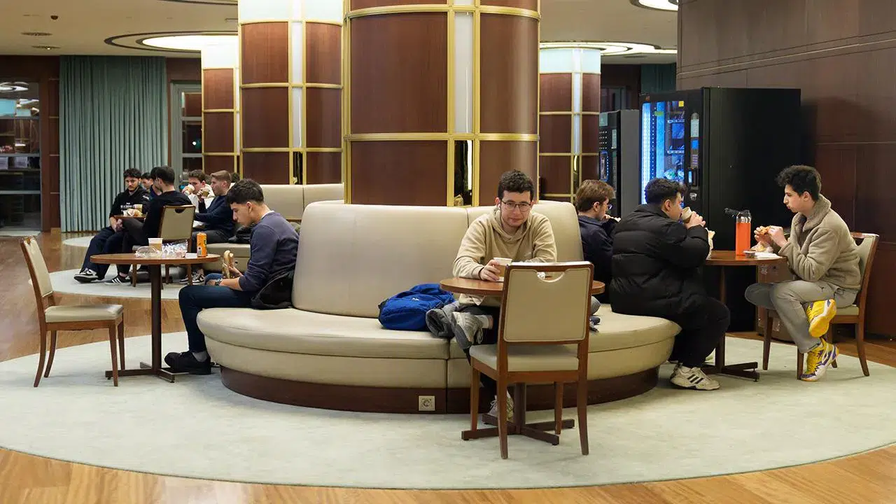 Gece Çalışanlara Sürpriz! Millet Kütüphanesi’nde Ücretsiz Sahur İkramı