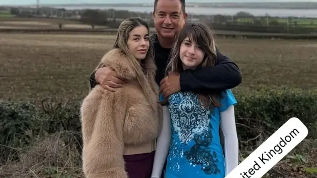 Acun Ilıcalı’dan Hull Paylaşımı! Kızlarıyla Pozu Sosyal Medyada İlgi Gördü