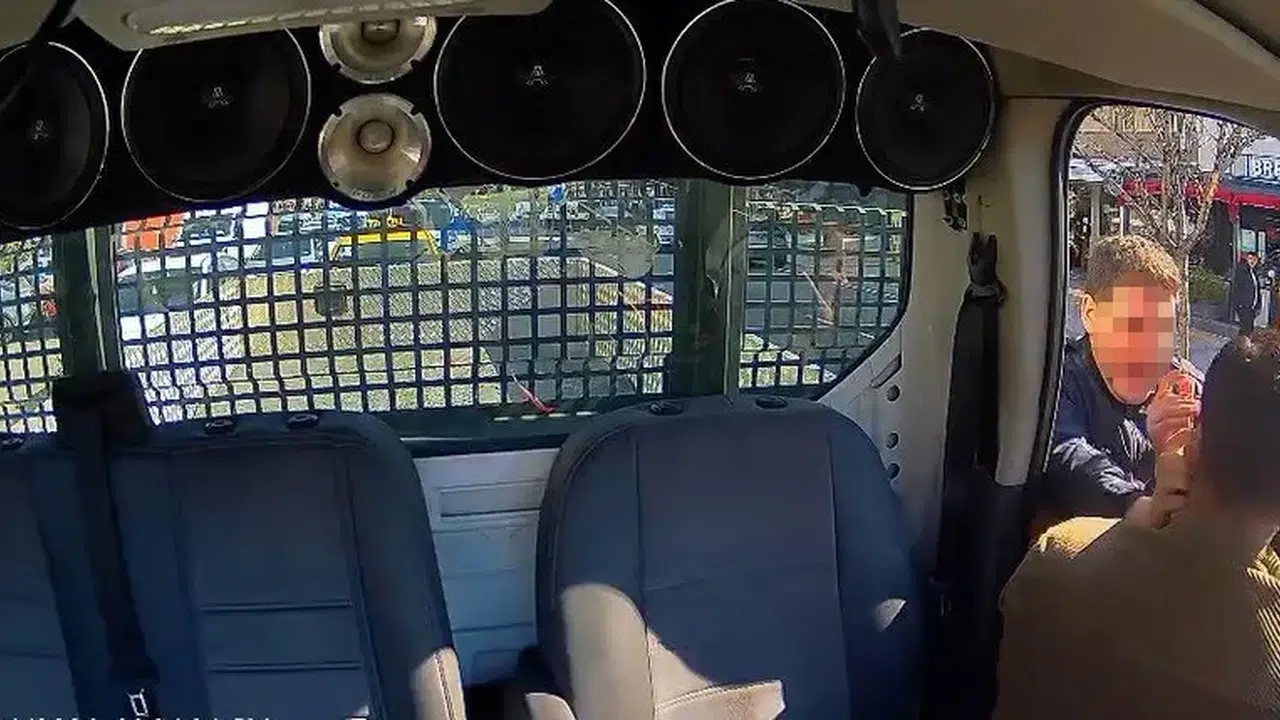 İzmir’de polis skandalı gözler önüne serildi! Sürücüye darp anları kamerada...