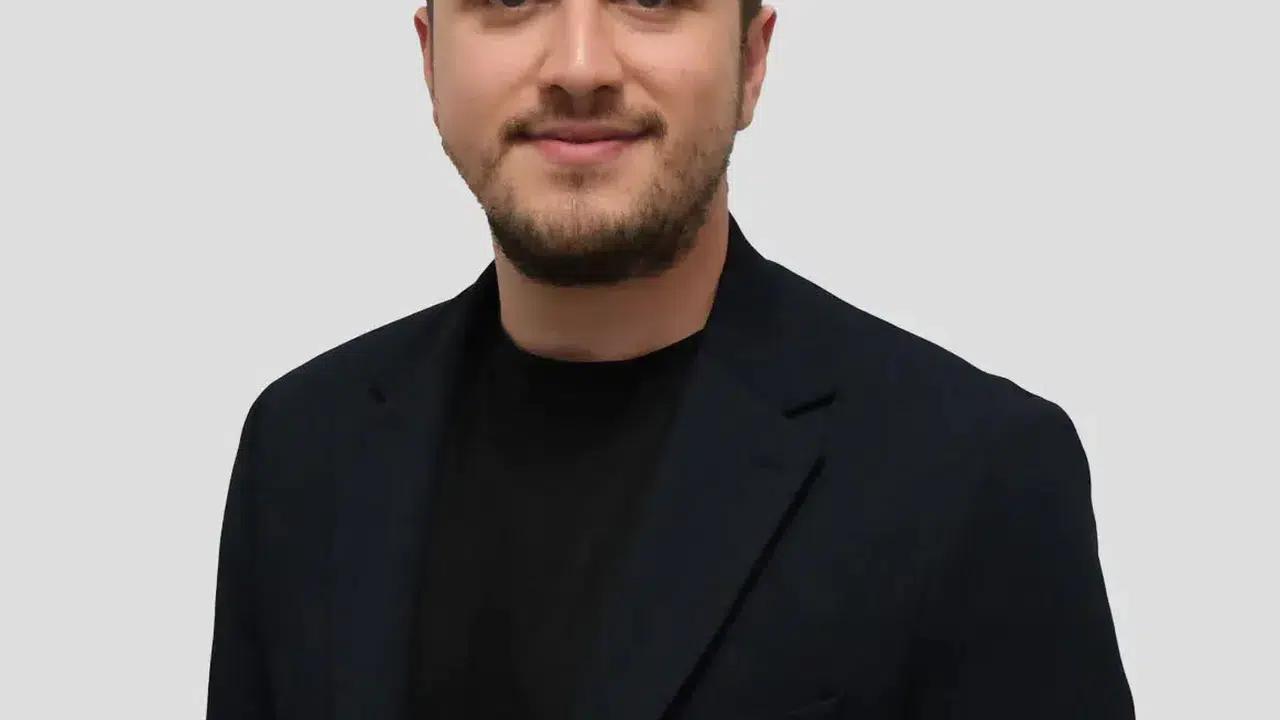 Sahipsizler dizisi yeni yönetmeni Enes Kartal kimdir, kaç yaşında ve kariyeri nasıl?